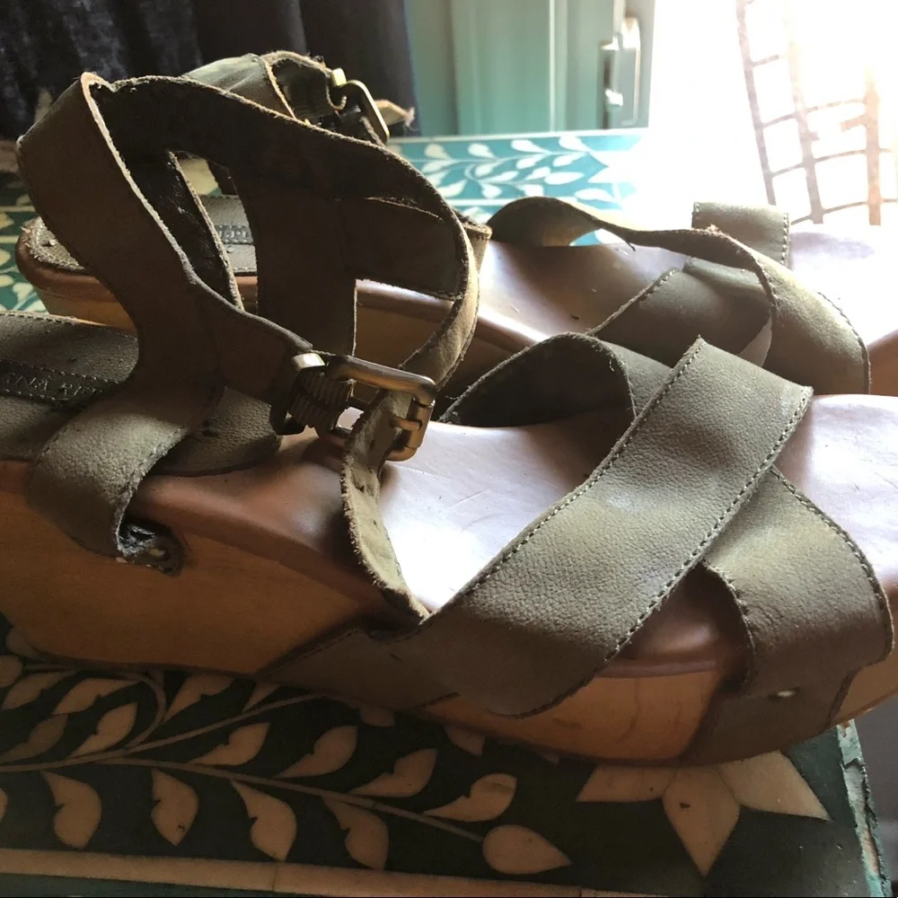 Banana Republic Olive Green Platform Sands Size 10